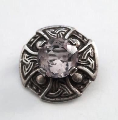 Mooie zilveren Keltische broche met lila steen (7912-4830), Ophalen, Zo goed als nieuw, Zilver, Zilver