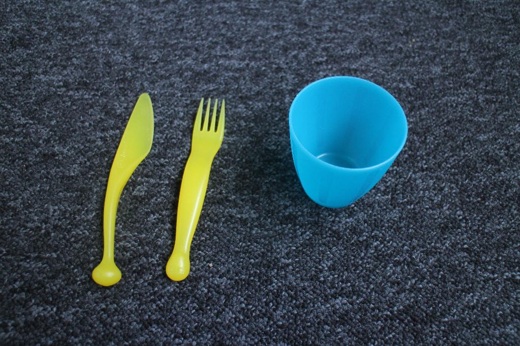 1x Kinder Blauwe Beker en een Geel Mes en Vork, Huis en Inrichting, Keuken | Bestek, Kunststof, Ophalen of Verzenden, Zo goed als nieuw