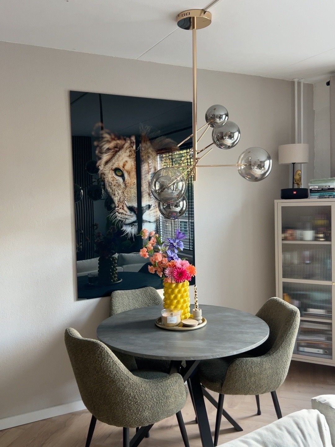 Moderne gouden hanglamp met glazen bollen, Ophalen of Verzenden, Zo goed als nieuw, Metaal, E27 (groot)