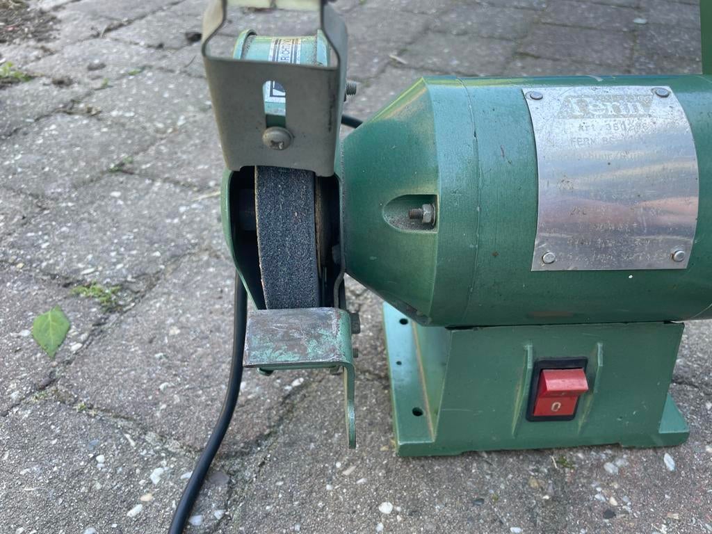 FERN Bandslijpmachine en Slijpsteen, Ophalen of Verzenden, Gebruikt, Minder dan 700 watt, Werkbankslijpmachine