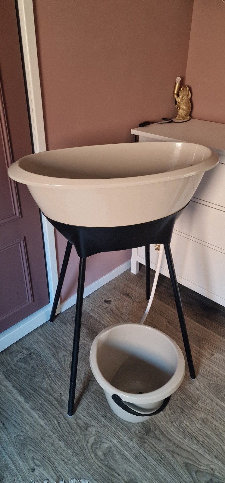 Luma Babybadje met standaard en emmer - Taupe/Zwart, Kinderen en Baby's, Badjes en Verzorging, Gebruikt, Badje, Standaard, Ophalen