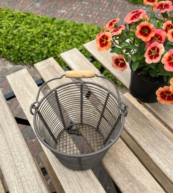 Metalen draadijzeren bloempotje met houten klosje, Rond, Ophalen of Verzenden, Zo goed als nieuw, Metaal