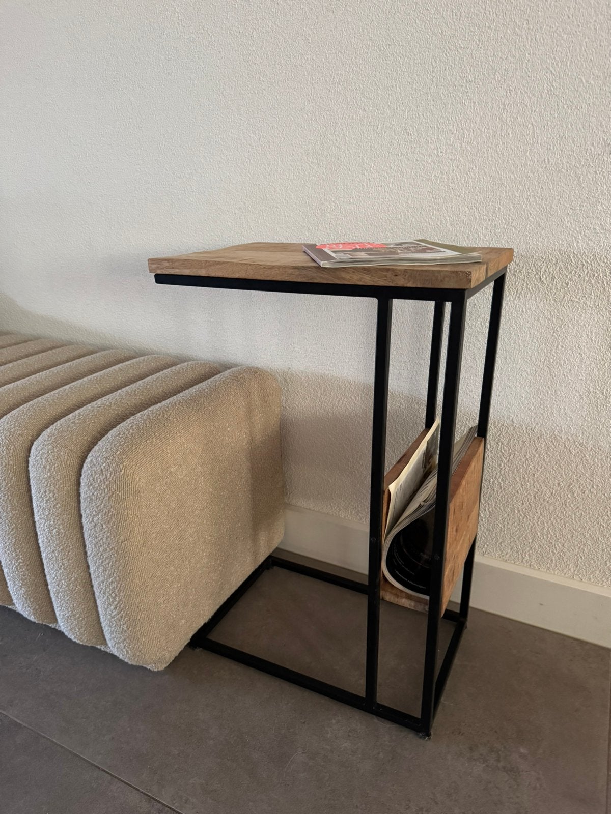 Mango houten bijzettafeltje metaal zwart en tijdschriftenrek, Ophalen, 50 tot 100 cm, Rond, Zo goed als nieuw