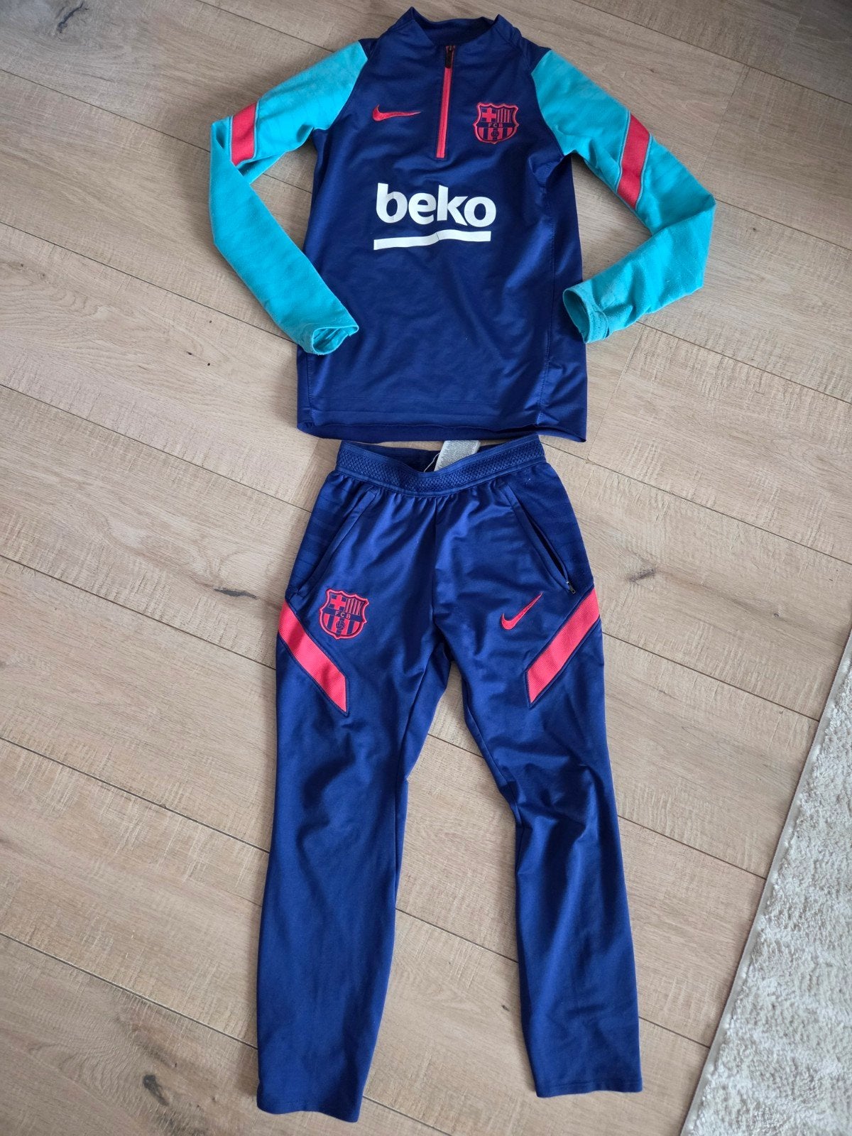 Barcelona trainingspak maat 128-137, Kinderen en Baby's, Kinderkleding | Maat 128, Gebruikt, Jongen of Meisje, Sport- of Zwemkleding