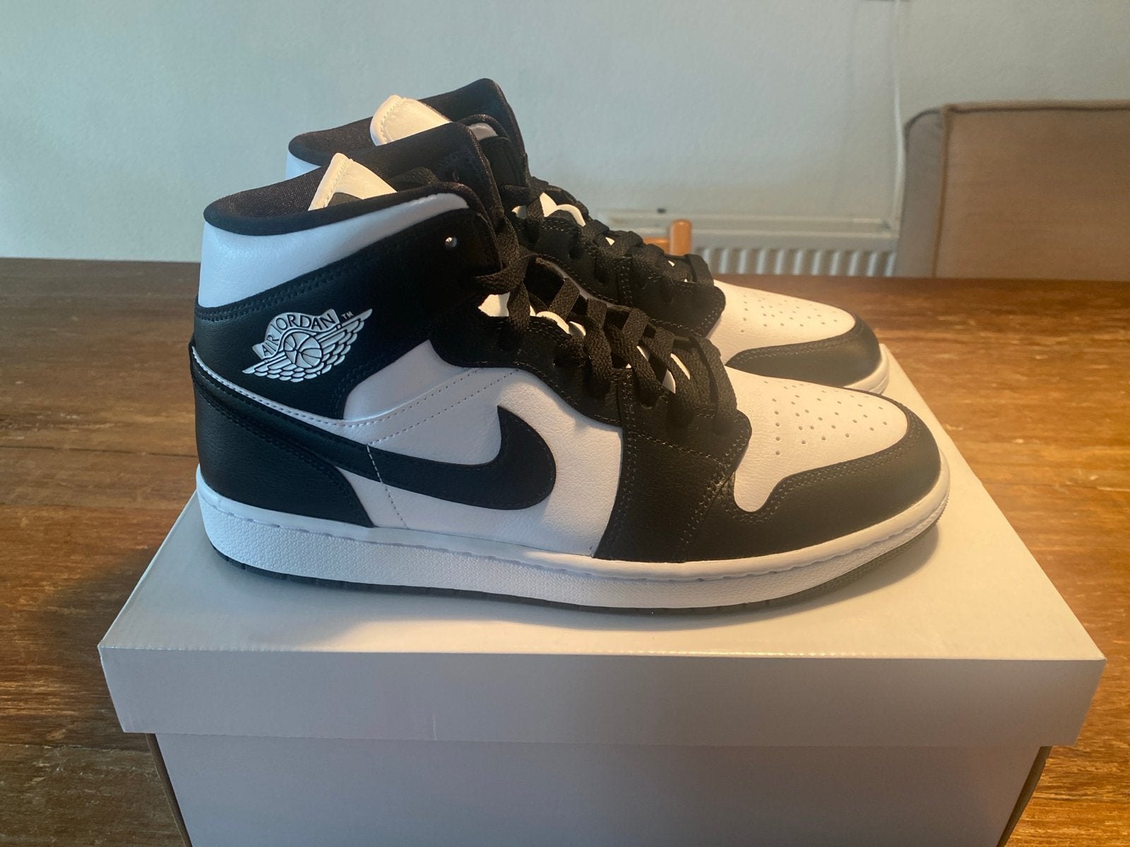 Nike Air Jordan 1 Mid 'Panda' - Maat 44, Kleding | Dames, Schoenen, Ophalen of Verzenden, Nieuw, Zwart, Sneakers of Gympen