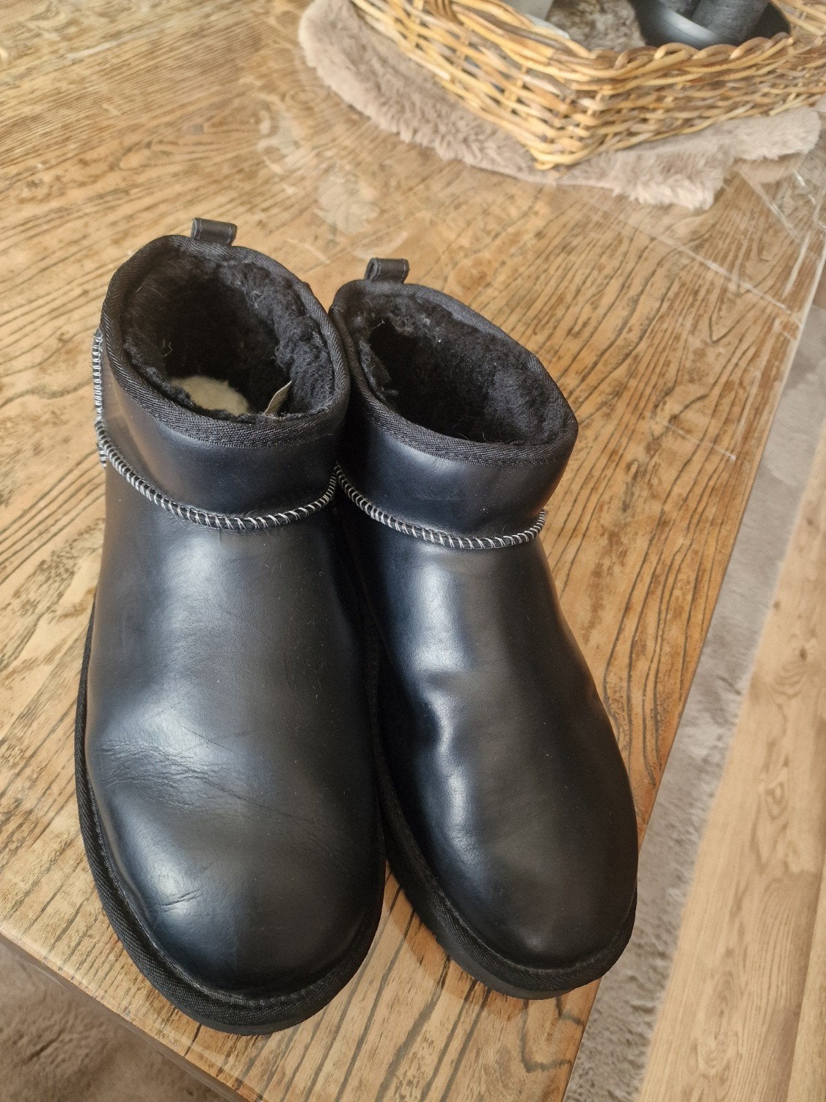 Zwarte leren UGG mini laarzen, Kleding | Dames, Schoenen, UGG, Zwart, Lage of Enkellaarzen, Ophalen of Verzenden