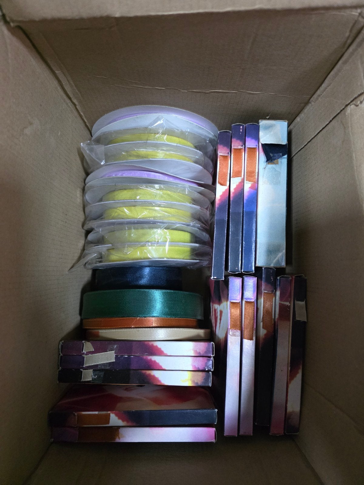 Doos vol met diverse linten voor knutselprojecten, Gebruikt, Textiel, Meerkleurig, Ophalen of Verzenden