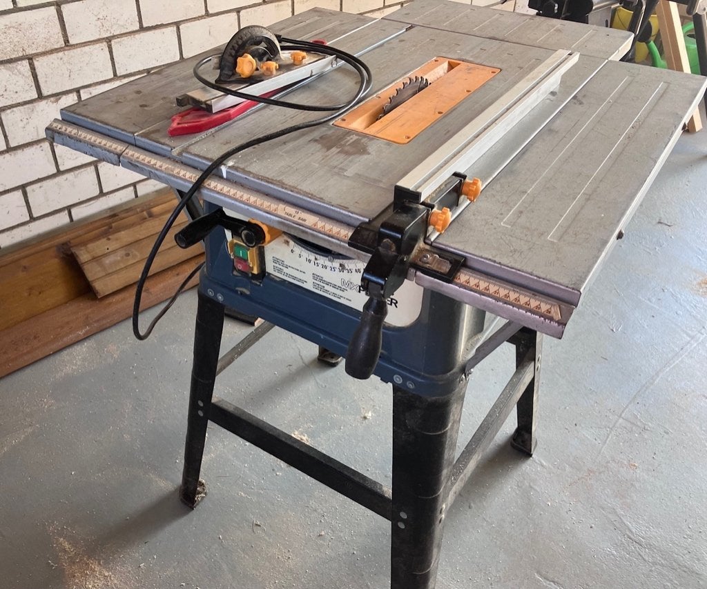 Mooie Zaagtafel 1500 watt, Doe-het-zelf en Verbouw, Gereedschap | Zaagmachines, Ophalen, Gebruikt, Cirkelzaag, Onbekend