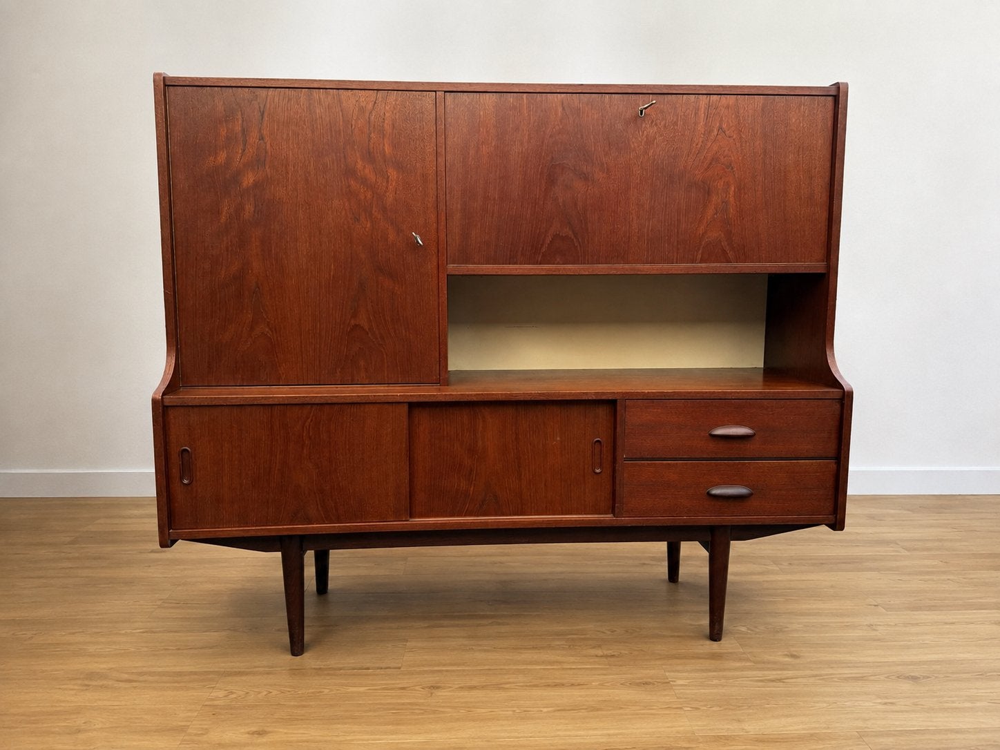 Foto 2 van Vintage teak highboard / wandkast – jaren 60