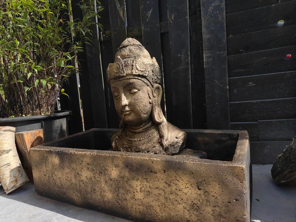 Mooie Geisha oosterse Buddha fontein water ornament beton, Ophalen of Verzenden, Nieuw, Tuin, 60 cm of meer