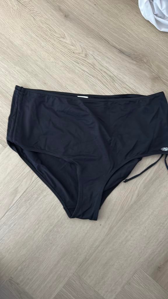 Bikini broek zwart maat 2/48 paprika, Kleding | Dames, Badmode en Zwemkleding, Ophalen of Verzenden, Zo goed als nieuw, Zwart