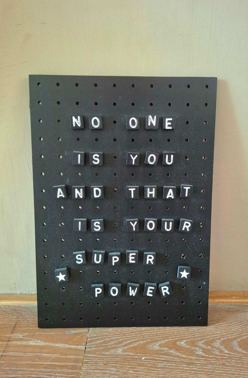 Letterbord - No one is you, Huis en Inrichting, Woonaccessoires | Memoborden, Ophalen