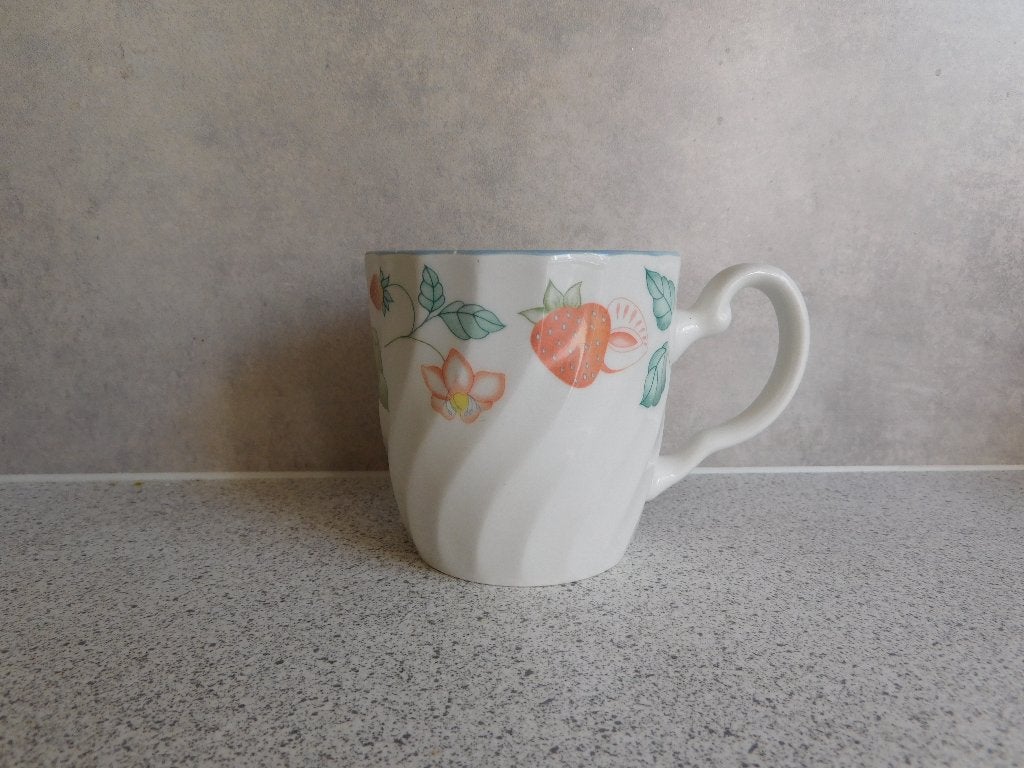 Mok 8,5x8,5 cm. Strawberry Garden Johnson Brothers, Overige merken, Ophalen of Verzenden, Zo goed als nieuw, Overige stijlen