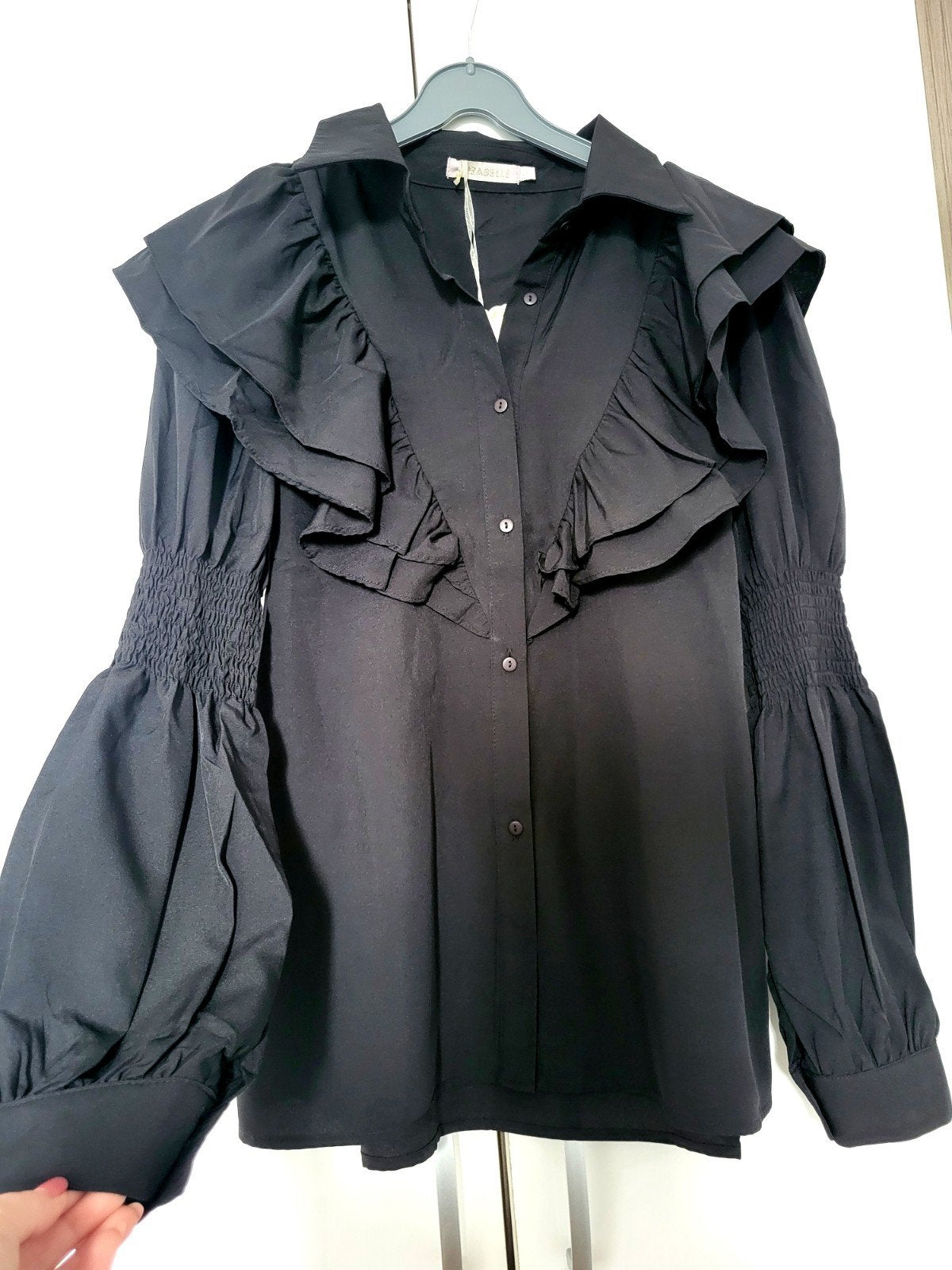 Nieuwe Luzabelle Black blouse met ruches en gesmokte mouwen, Kleding | Dames, Ophalen of Verzenden, Nieuw, Maat 38/40 (M), Zwart