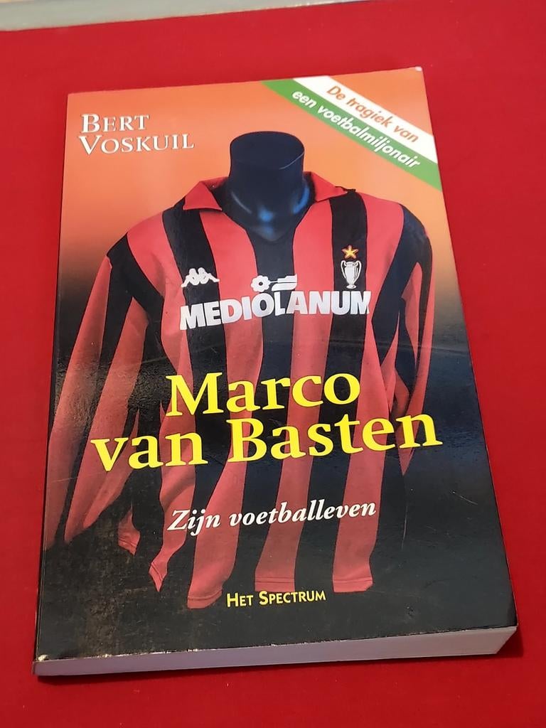 GESIGNEERD Marco van Basten zijn voetballeven. Bert Voskuil., Ophalen of Verzenden, Gelezen, Balsport