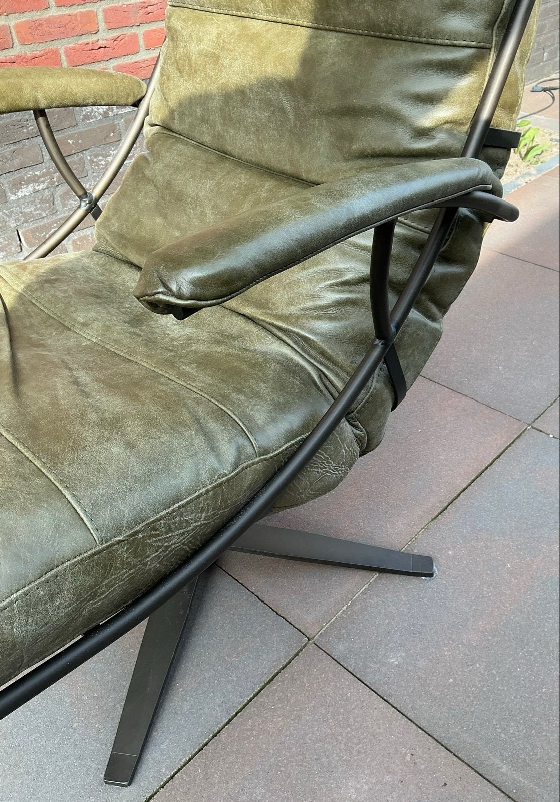 Comfortabele fauteuil met leren bekleding, Ophalen, Gebruikt, 50 tot 75 cm, Leer