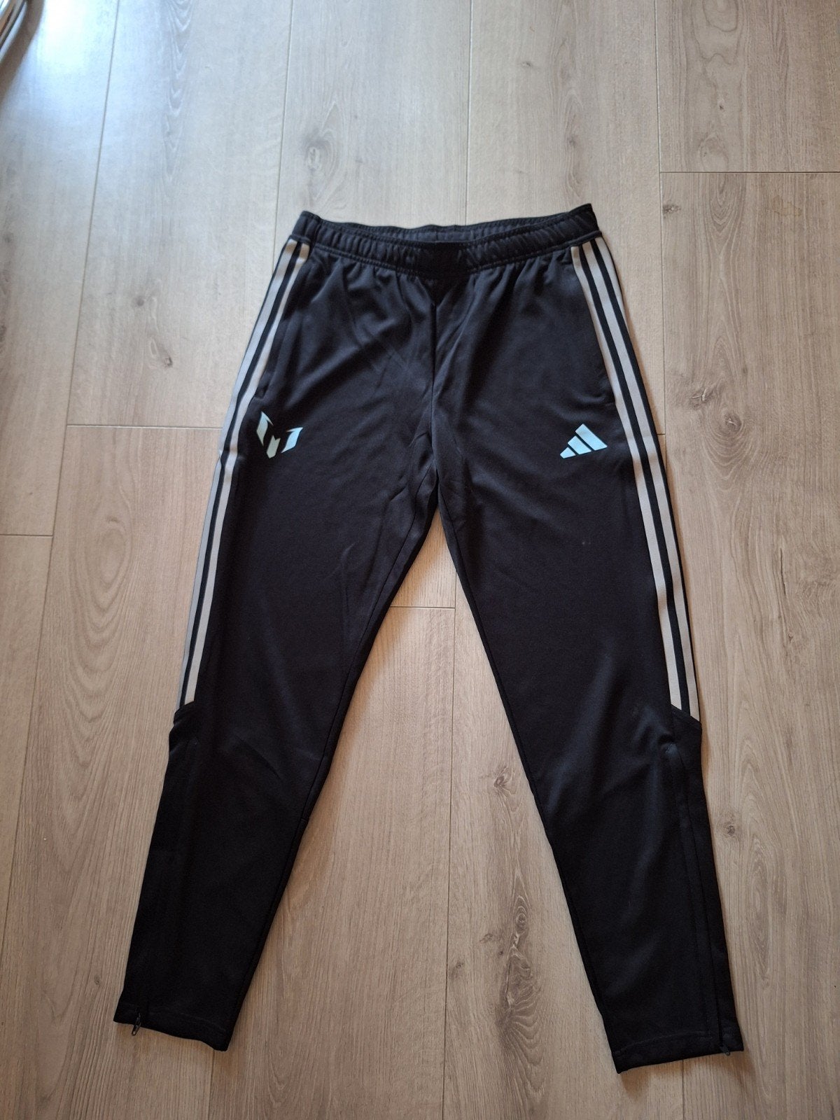Adidas Messi trainingsbroek - Zwart met blauwe accenten, Ophalen, Maat 48/50 (M), Zwart, Zo goed als nieuw