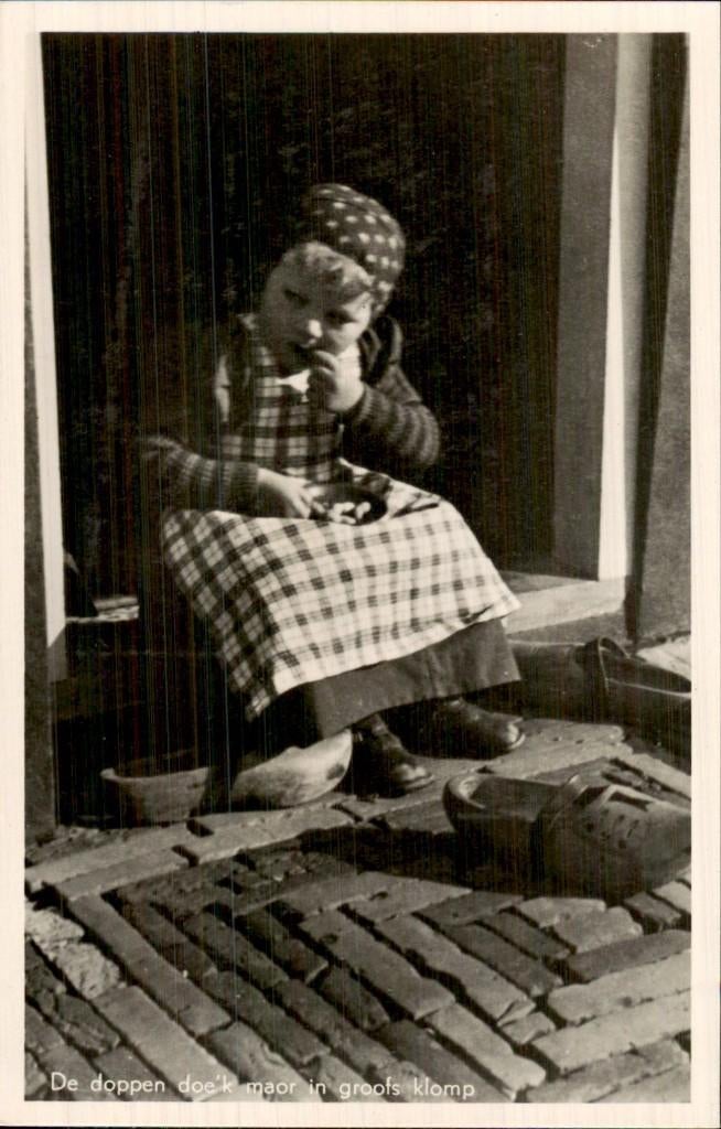 Spakenburg - Meisje - Doppen in klomp, Ophalen of Verzenden, 1920 tot 1940, Ongelopen, Utrecht