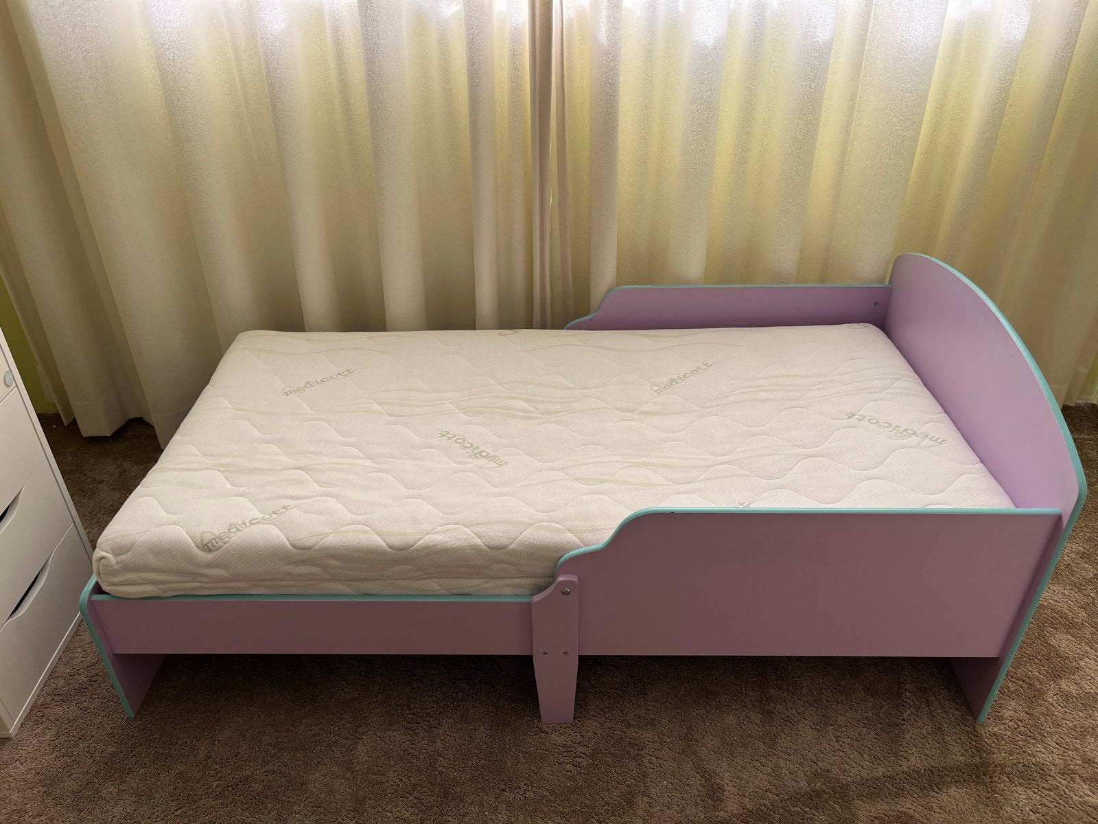 Kinderbed met matras en zachte zijkanten (Frozen thema), Kinderen en Baby's, Ophalen, 70 tot 85 cm, Zo goed als nieuw, Matras