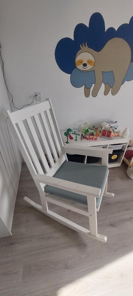 Witte schommelstoel met kussen, Huis en Inrichting, Stoelen, Ophalen, Gebruikt, Modern, Scandinavisch, Wit