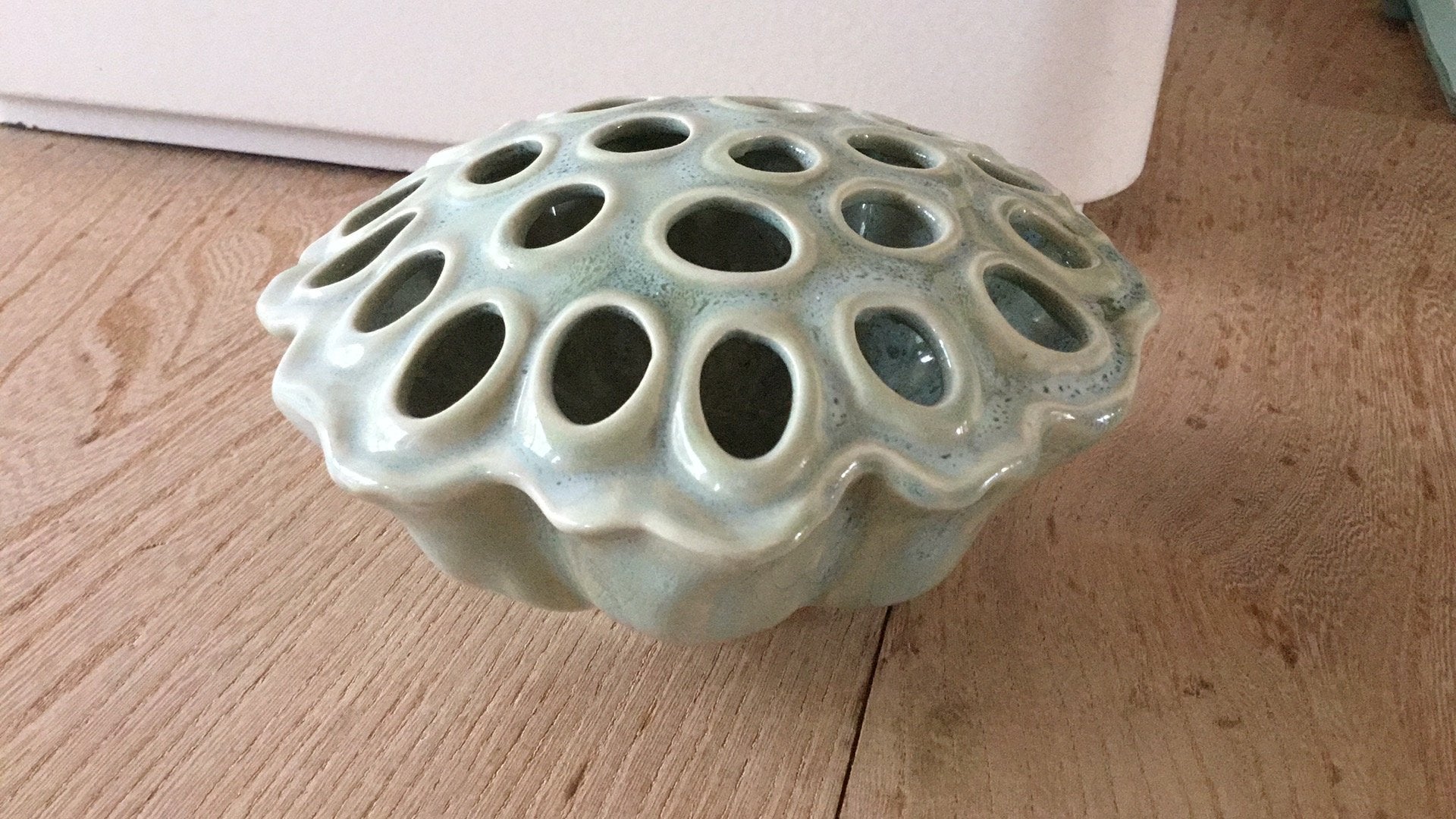 Koraal vaasje Des Pots,Ø 13 cm,lotus vaasje,bloemsteker, Ophalen of Verzenden, Zo goed als nieuw