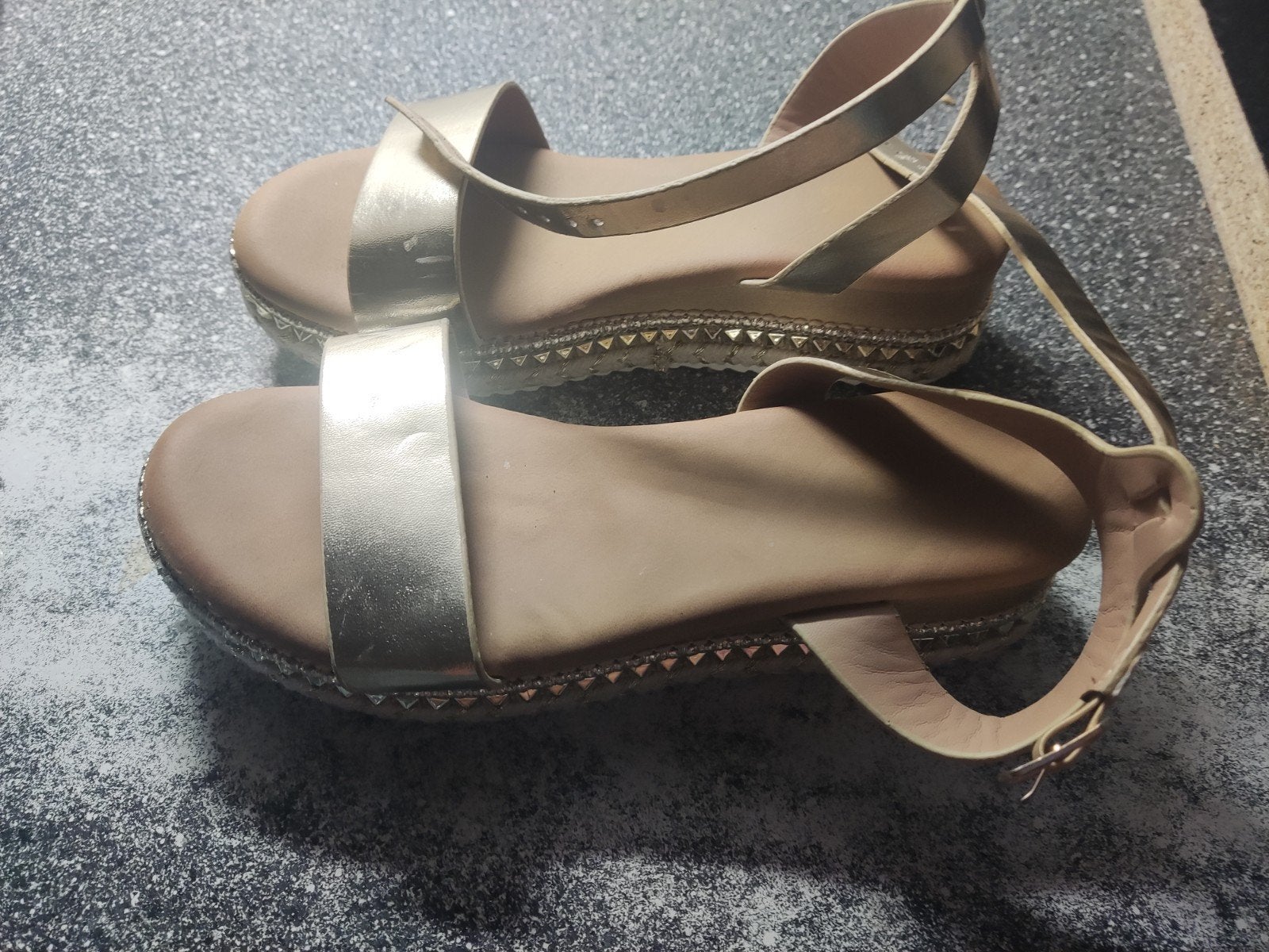 Gouden sandalen met studs - Maat 35, Ophalen of Verzenden, Gedragen, Overige kleuren, Sandalen of Muiltjes