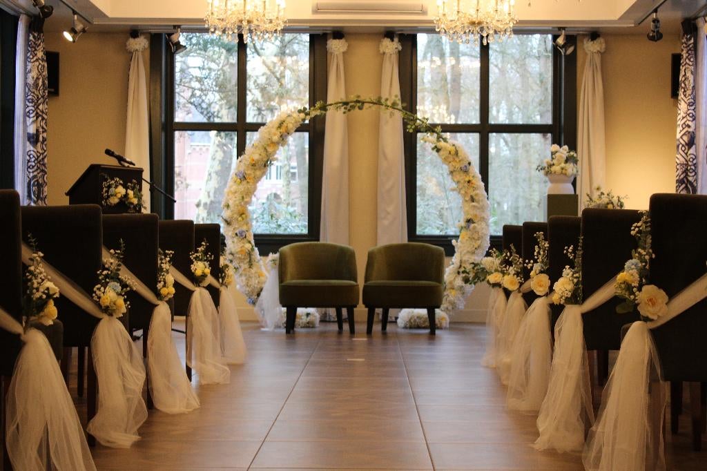 Bruiloft decoratie - backdrop, bloemstukken, stoelversiering, Hobby en Vrije tijd, Feestartikelen | Verhuur, Ophalen, Gebruikt