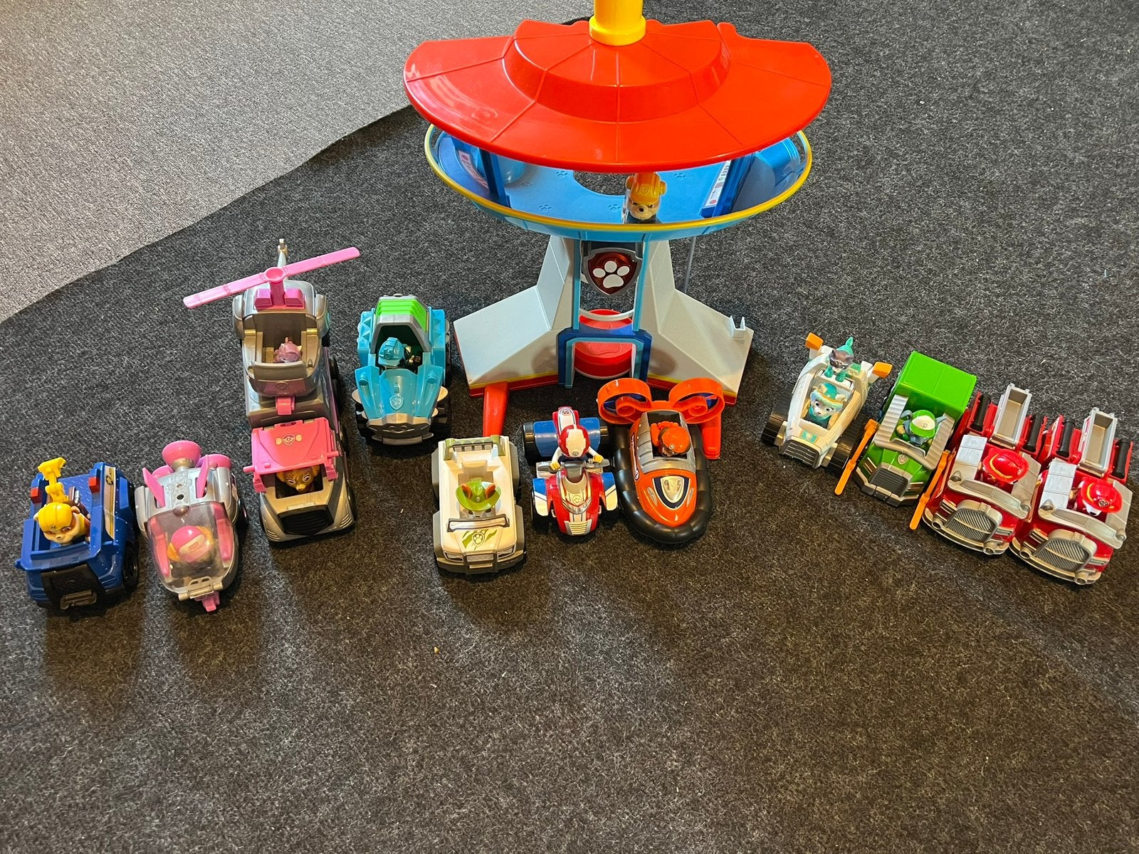 Paw patrol toren met auto’s en poppetjes, Ophalen, Zo goed als nieuw