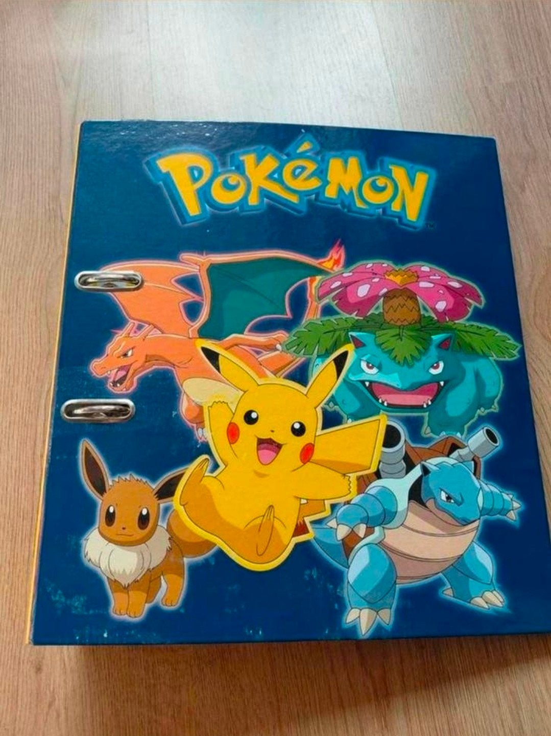 Pokémon ordner A4 31x24x8 cm blauw blauw multomap., Ophalen of Verzenden, Gebruikt, Tv, Gebruiksvoorwerp