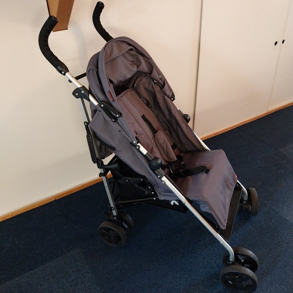 Buggy kleur grijs met regenkap i.g.s, Ophalen, Gebruikt