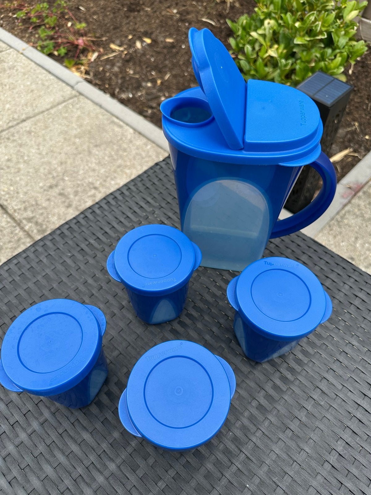 Tupperware Mediterrano Schenkkan met 4 bekers, Blauw, Beker of Kan, Ophalen of Verzenden, Zo goed als nieuw