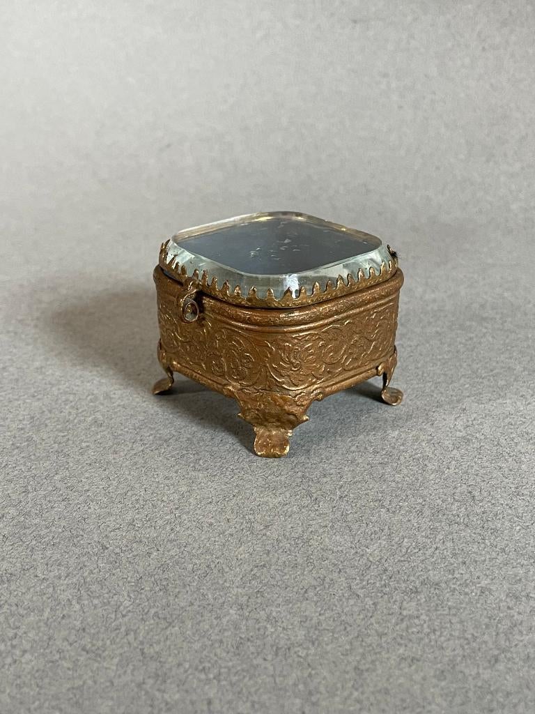 Klein antiek sieradendoosje met dekseltje van geslepen glas, Antiek en Kunst, Ophalen of Verzenden