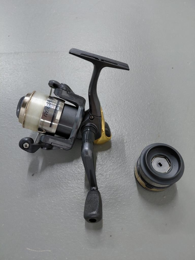 Mooie Daiwa Regal-Z 2000C spinmolen + reserve spoel , zgan, Watersport en Boten, Hengelsport | Roofvissen, Zo goed als nieuw, Molen