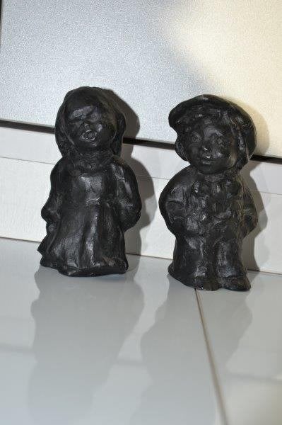 Truus Coumans, meisje en jongentje., Overige onderwerpen, Minder dan 20 cm, Ophalen of Verzenden, Handgemaakt