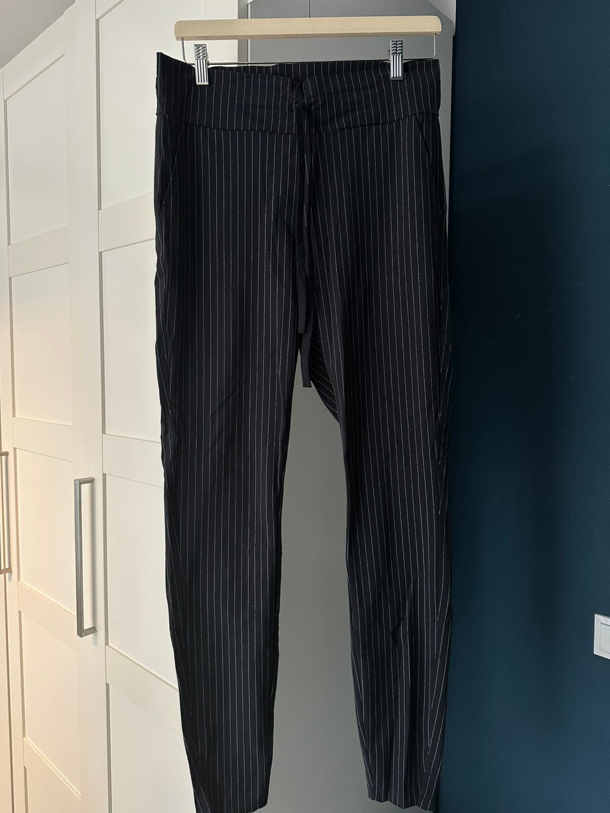 Studio Anneloes downstairs pinstripe travel broek L, Ophalen of Verzenden, Zo goed als nieuw, Zwart, Lang