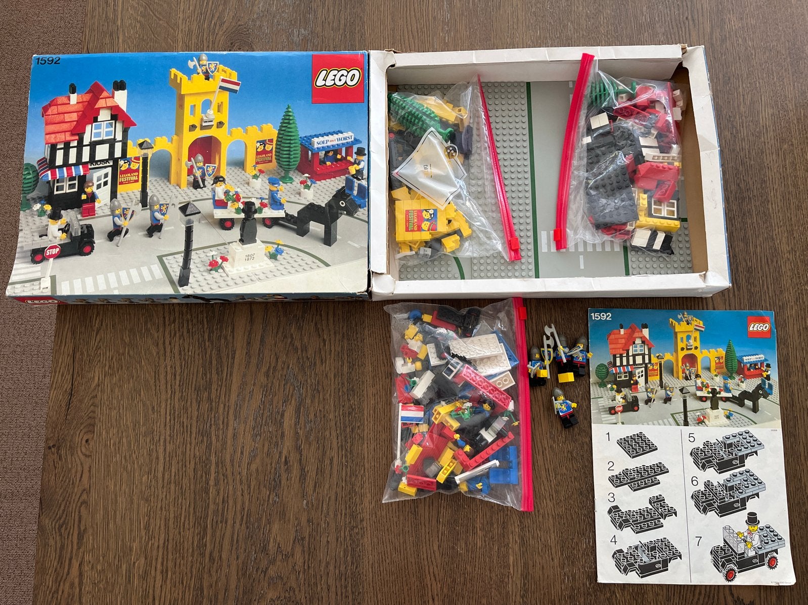 Vintage LEGO Set 1592: Town Square met Kasteel en Auto's, Gebruikt, Lego, Ophalen of Verzenden, Complete set