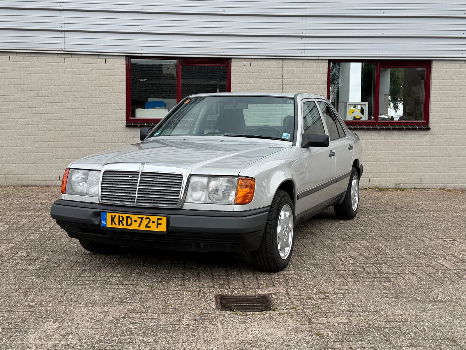 Mercedes-Benz 230E W124 (1986) – Belastingvrij – APK, Auto's, Mercedes-Benz, Automaat, 4 cilinders, Particulier, Blauw