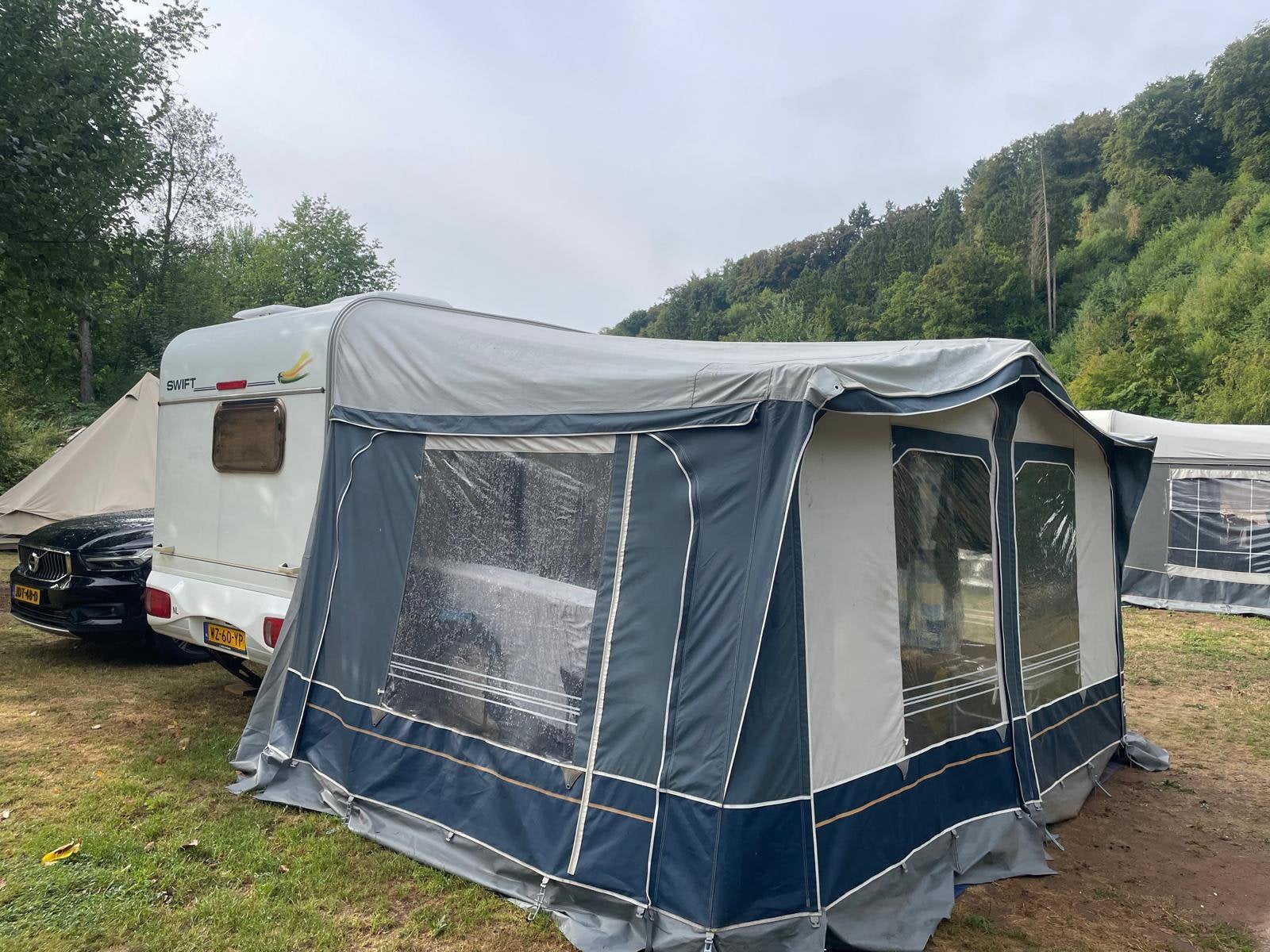 Caravan + voortent Swift Toscane, Caravans en Kamperen, Caravans, Bedrijf, Rondzit, Tot en met 4