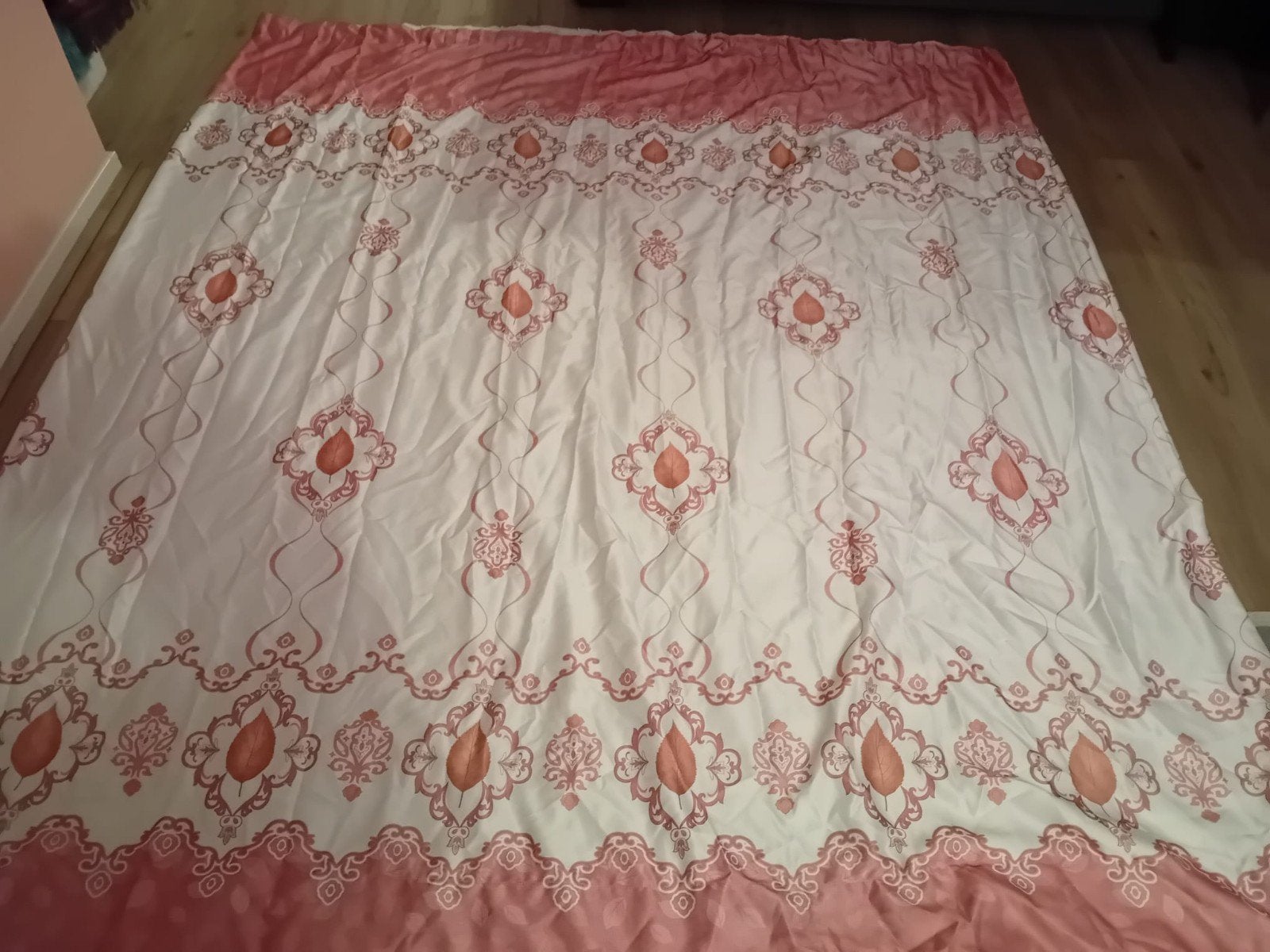 2 stuks Roze en witte gordijnen met patroon, Huis en Inrichting, Ophalen, Gebruikt, Wit, Gordijn