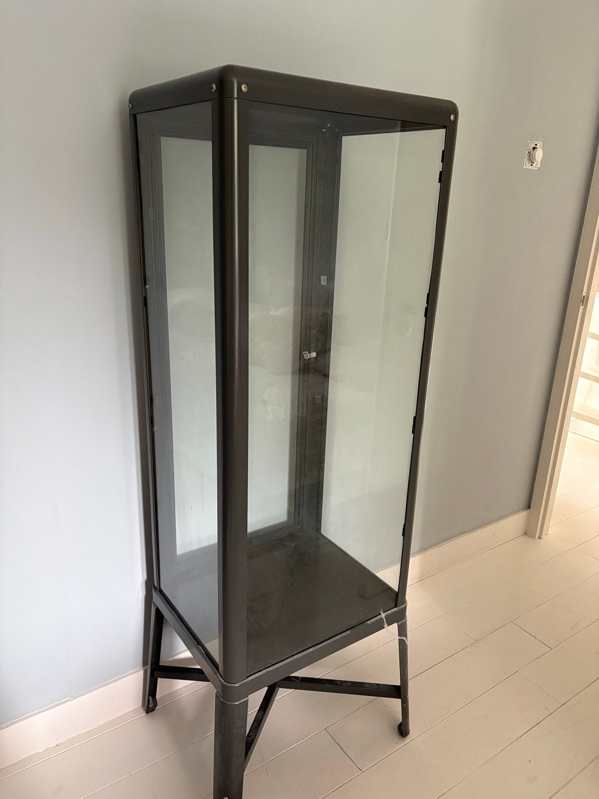IKEA FABRIKÖR Vitrinekast - donkergrijs 57x150 cm, Huis en Inrichting, Kasten | Vitrinekasten, Ophalen, Gebruikt, 100 tot 150 cm