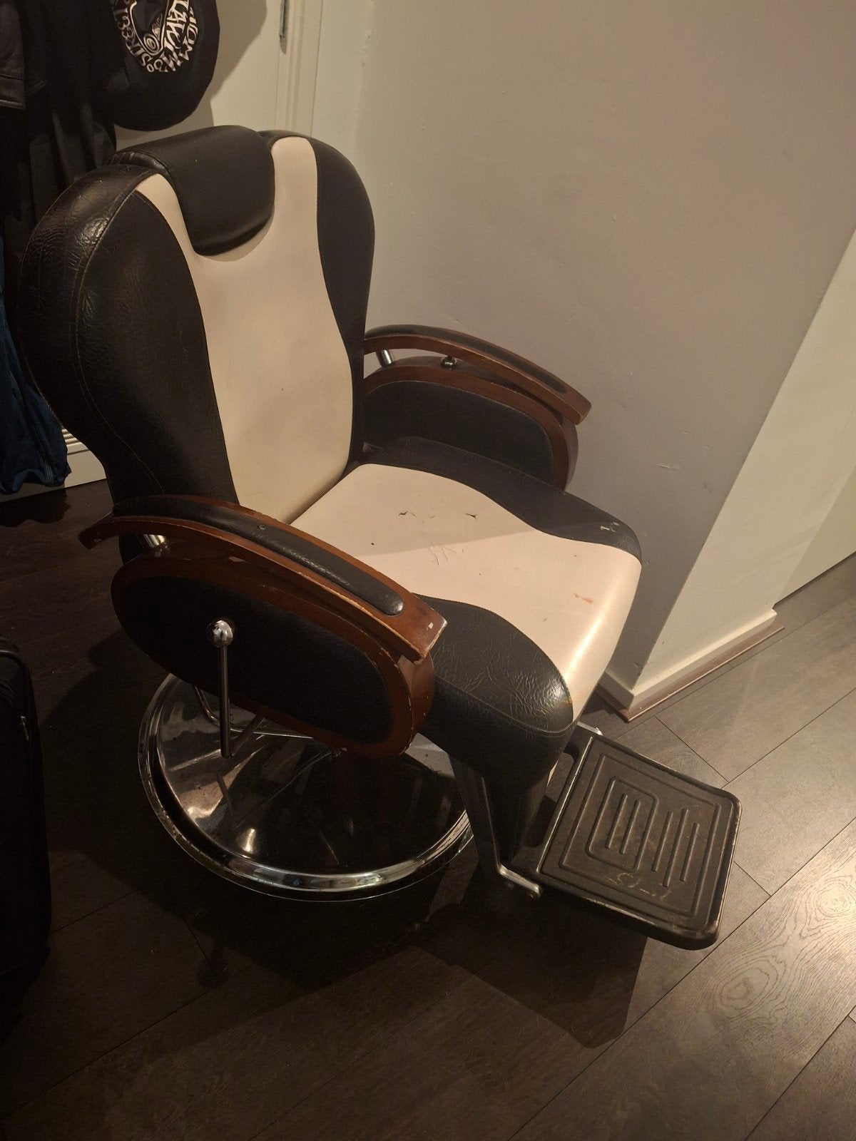 Kappersstoel / Barbiersstoel - Zwart/Wit met houten armleuni, Huis en Inrichting, Stoelen, Gebruikt, Zwart, Ophalen of Verzenden