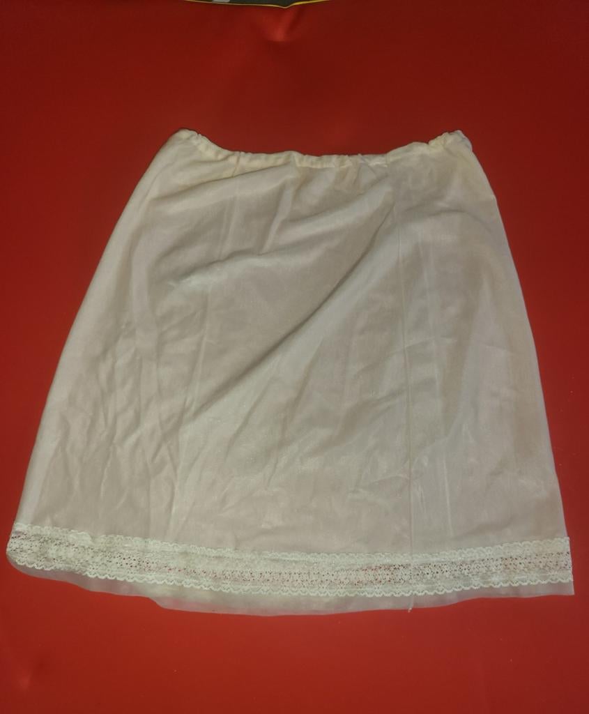 Nieuwe beige onderrok met kant, Kleding | Dames, Rokken, Nieuw, Beige, Boven de knie, Verzenden