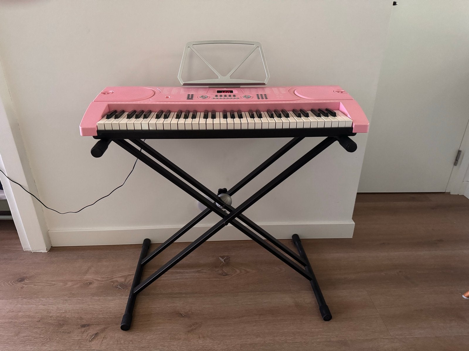 Roze elektrisch keyboard met standaard, Muziek en Instrumenten, 61 toetsen, Zo goed als nieuw, Met standaard, Ophalen