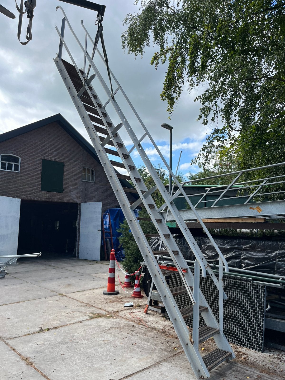 Stalen trap 5.20m . hoog 22 gegalvaniseerde treden 72cm br., Ophalen, Gebruikt, Trap, 2 tot 4 meter