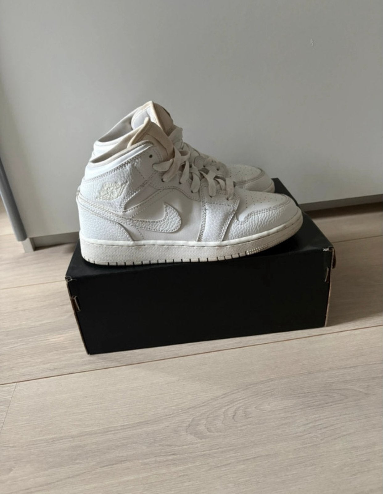 Nike Air Jordan 1 Mid Triple White sneakers maat 35,5, Kleding | Dames, Schoenen, Ophalen of Verzenden, Gedragen, Wit, Sneakers of Gympen