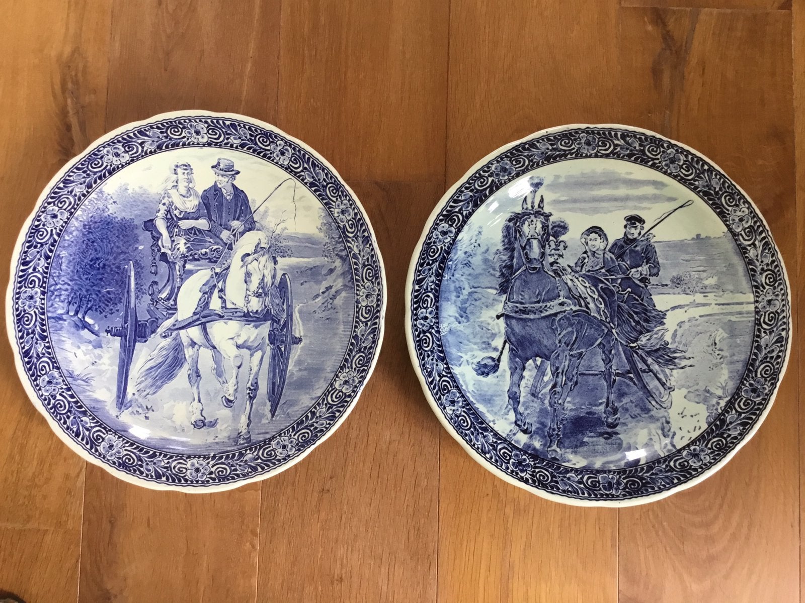 Twee grote Delfts blauwe sierborden met koetsvoorstelling, Ophalen of Verzenden