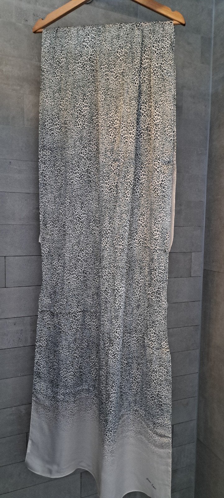 Marccain shawl zijden, Kleding | Dames, Mutsen, Sjaals en Handschoenen, Ophalen of Verzenden, Zo goed als nieuw, Maat 46/48 (XL) of groter