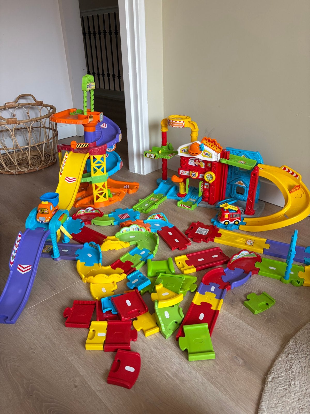 Toet Toet Auto's parkeergarage, brandweerkazerne en wegdelen, Kinderen en Baby's, Ophalen, Zo goed als nieuw, 6 maanden tot 2 jaar