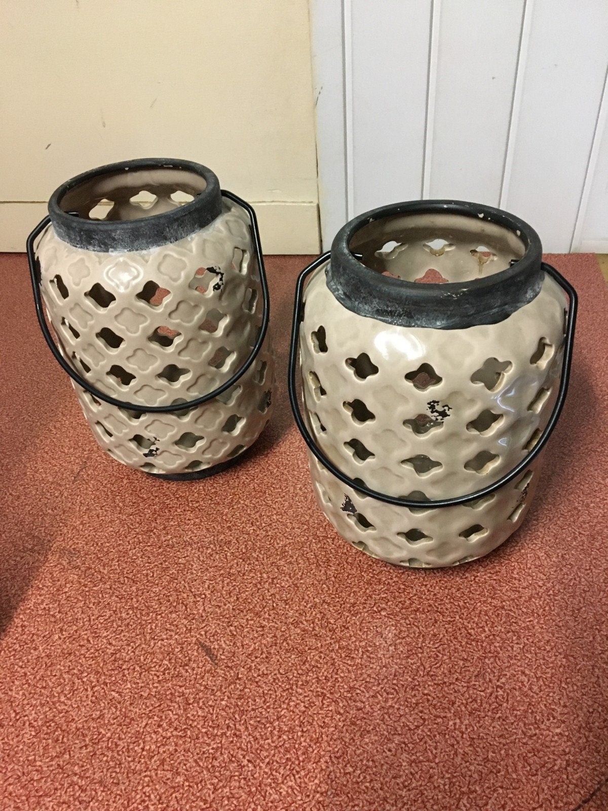 Set van 2 beige windlichten/lantaarns met metalen hengsel, Windlicht, Gebruikt, Ophalen of Verzenden, Steen/keramiek