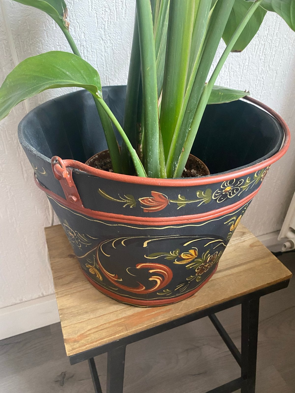 Decoratieve Hindelooper handgeschilderde houten bloempot, 25 tot 40 cm, Overige materialen, Gebruikt, Rond